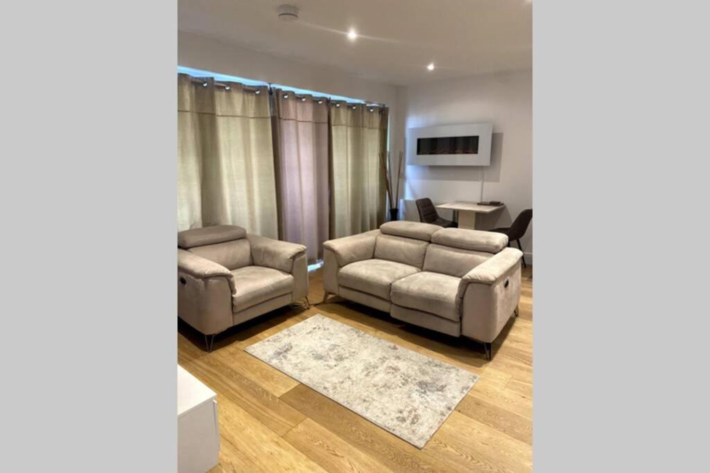 Luxury 1 Bedroom Apartment With Netflix & Parking Borehamwood Exterior foto